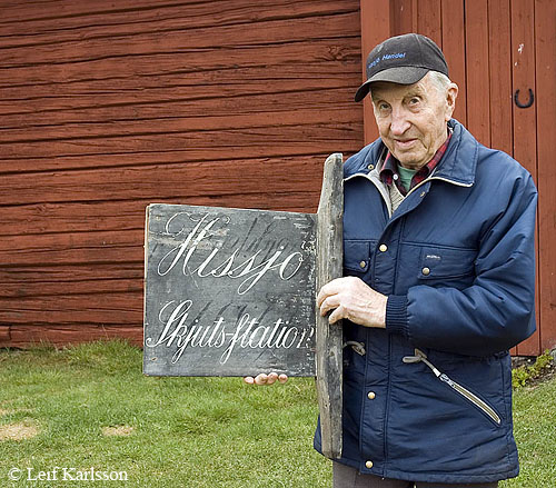 Ivan Häggström med skylt